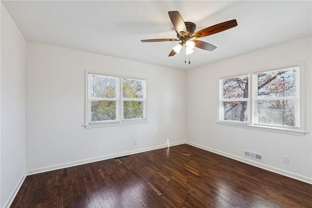 5304 NW Wagon Trail, Houston Lake, MO 64151