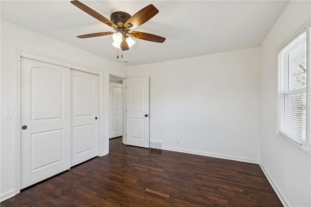 5304 NW Wagon Trail, Houston Lake, MO 64151