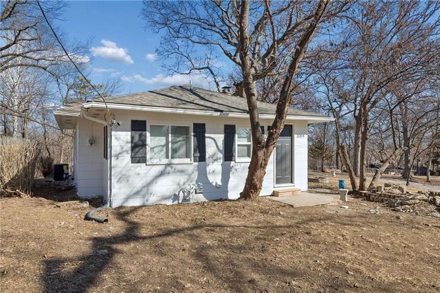 5304 NW Wagon Trail, Houston Lake, MO 64151