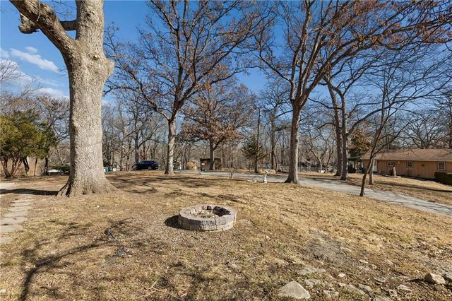 5304 NW Wagon Trail, Houston Lake, MO 64151