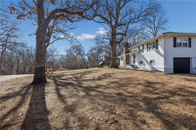 5304 NW Wagon Trail, Houston Lake, MO 64151