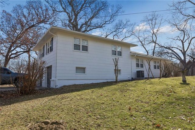 5304 NW Wagon Trail, Houston Lake, MO 64151