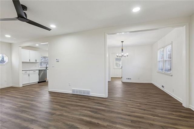 5304 NW Wagon Trail, Houston Lake, MO 64151