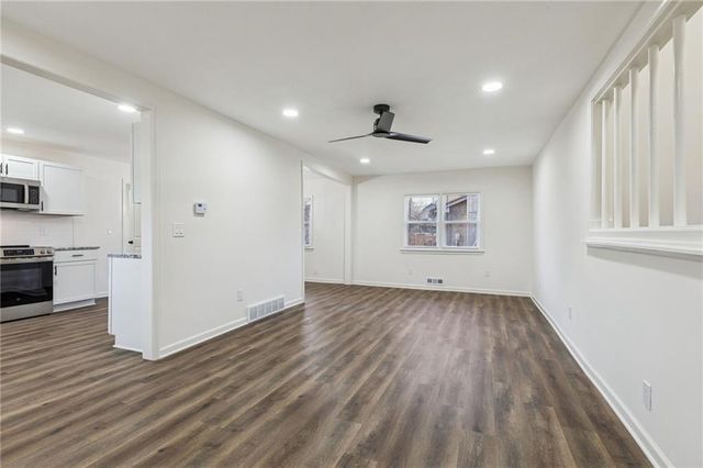 5304 NW Wagon Trail, Houston Lake, MO 64151