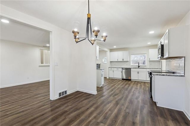 5304 NW Wagon Trail, Houston Lake, MO 64151