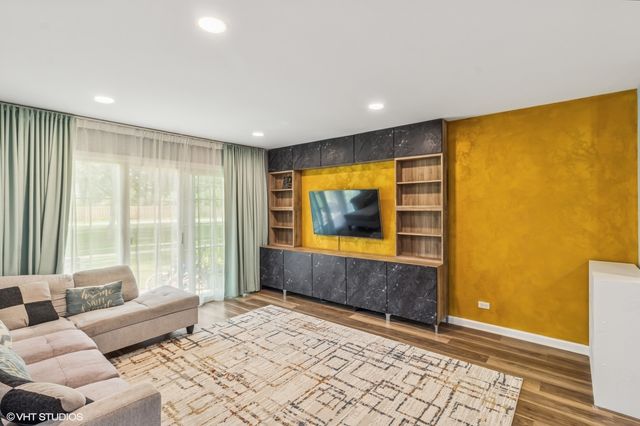 1111 Pleasant Run Drive 905, Wheeling, IL 60090