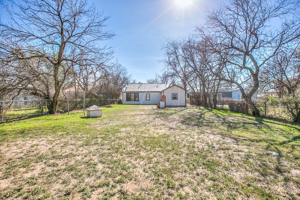 Image 25 of property listing at 918 Koberlin St, San Angelo, TX 76903