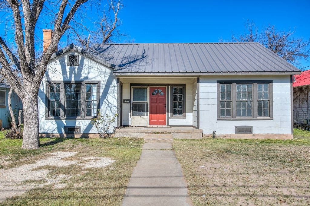 Image 3 of property listing at 918 Koberlin St, San Angelo, TX 76903