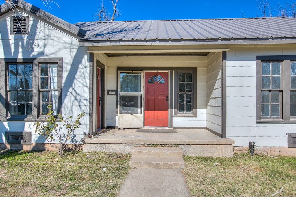 Image 5 of property listing at 918 Koberlin St, San Angelo, TX 76903