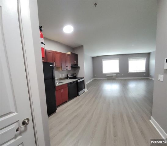 1 Parkway 207, Wallington, NJ 07057