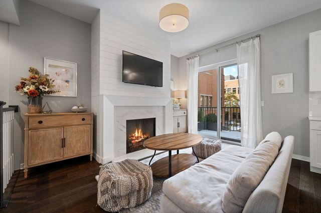 232 E 18th Street, Chicago, IL 60616