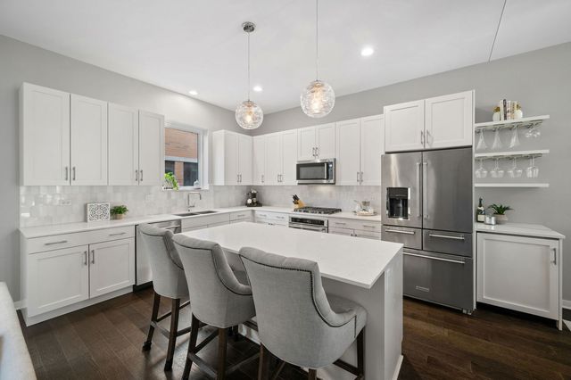 232 E 18th Street, Chicago, IL 60616