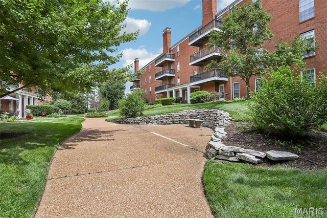 10367 Oxford Hill Drive 27, St Louis, MO 63146