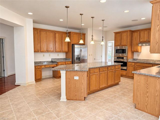 1412 Kemp Bridge LN, Chesapeake, VA 23320