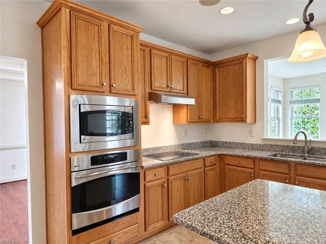 1412 Kemp Bridge LN, Chesapeake, VA 23320