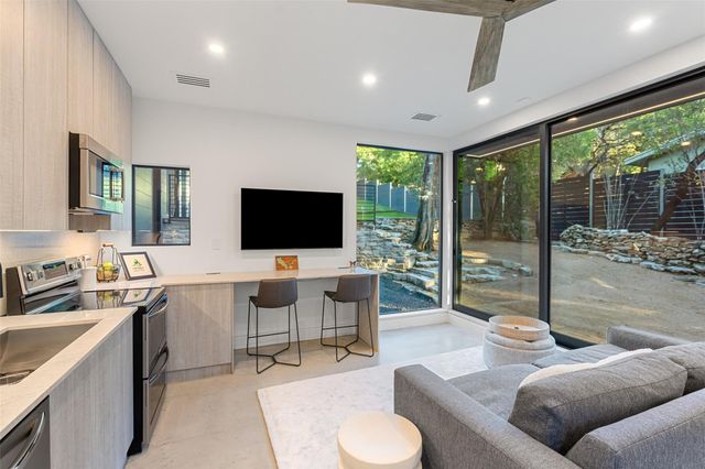 2503 Dip CV, Austin, TX 78704