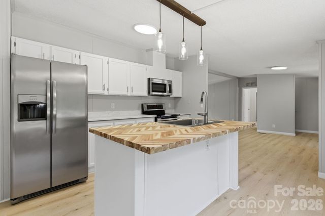 6490 Willow Road, Hendersonville, NC 28739
