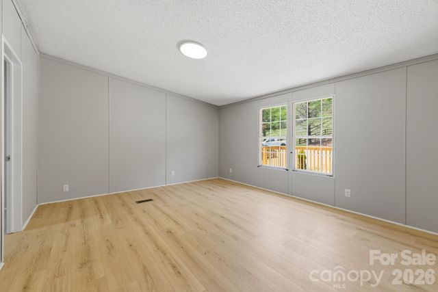 6490 Willow Road, Hendersonville, NC 28739