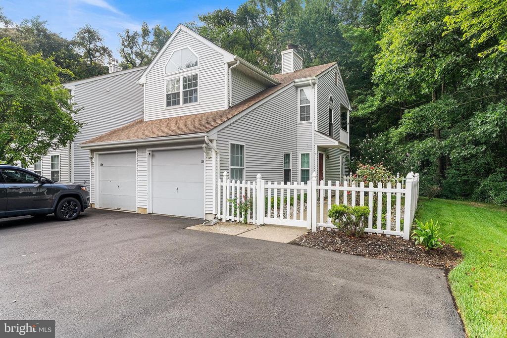 106 BIRCH HOLLOW DR, Bordentown, NJ 08505