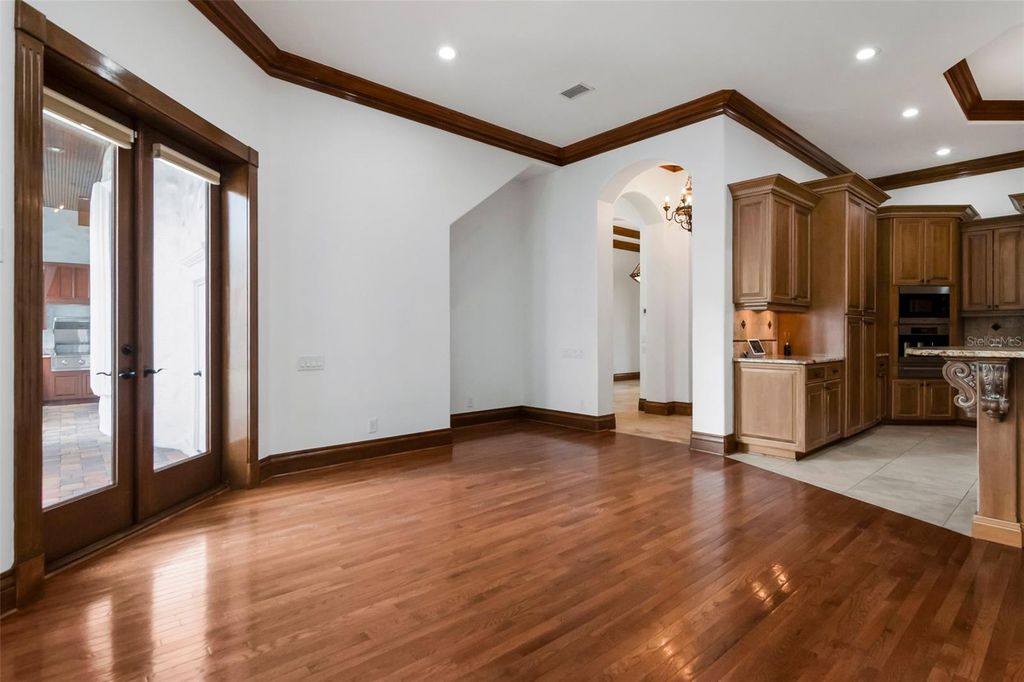 Image 20 of property listing at 5211 W NEPTUNE WAY, Tampa, FL 33609
