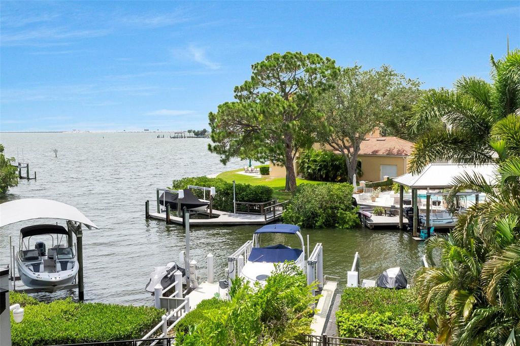 Image 26 of property listing at 5211 W NEPTUNE WAY, Tampa, FL 33609