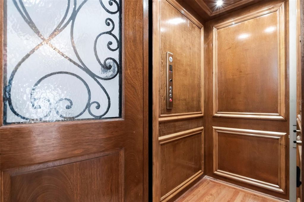 Image 32 of property listing at 5211 W NEPTUNE WAY, Tampa, FL 33609