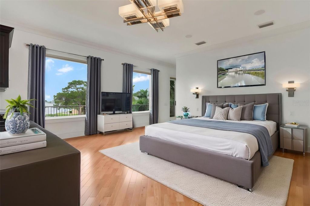 Image 39 of property listing at 5211 W NEPTUNE WAY, Tampa, FL 33609