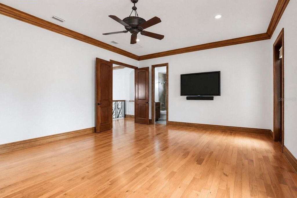 Image 40 of property listing at 5211 W NEPTUNE WAY, Tampa, FL 33609