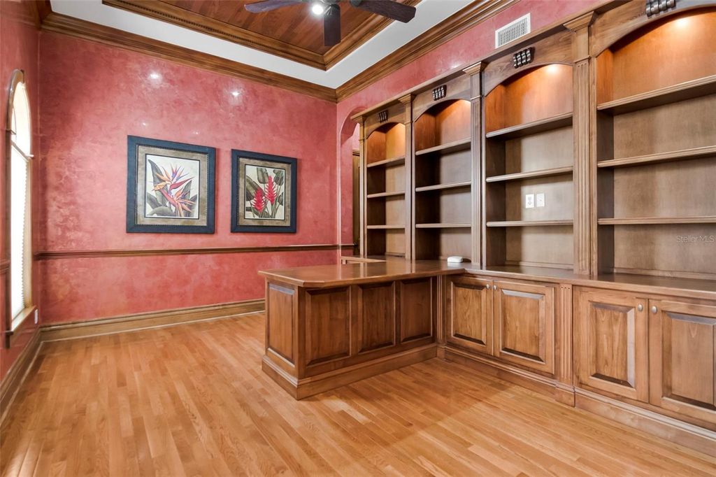Image 10 of property listing at 5211 W NEPTUNE WAY, Tampa, FL 33609