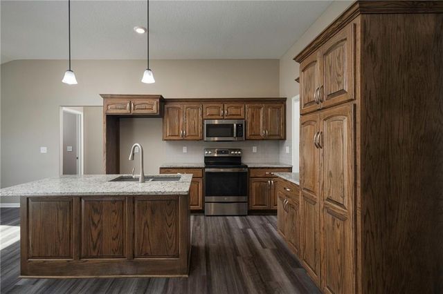 413 NE Poplar Court, Oak Grove, MO 64075