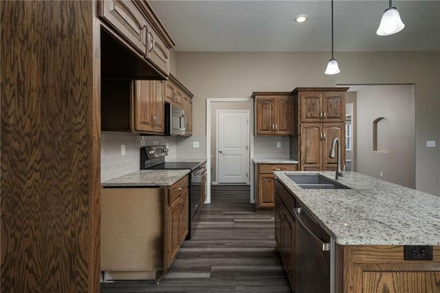 413 NE Poplar Court, Oak Grove, MO 64075