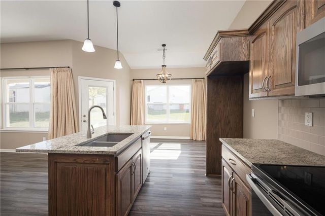413 NE Poplar Court, Oak Grove, MO 64075