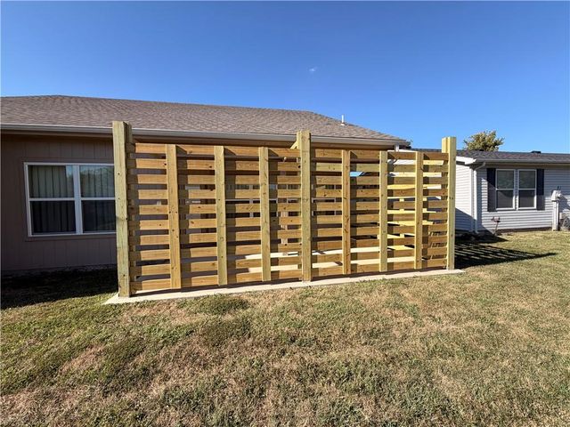 413 NE Poplar Court, Oak Grove, MO 64075