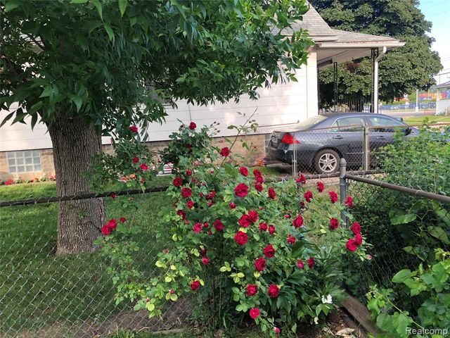 839 E Bennett Avenue, Ferndale, MI 48220