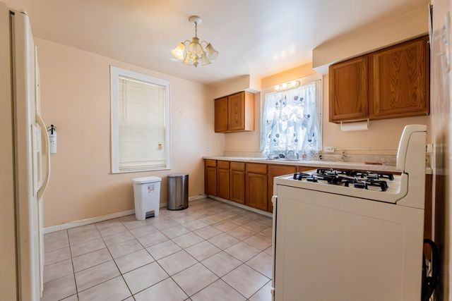 10211 S Eberhart Avenue, Chicago, IL 60628