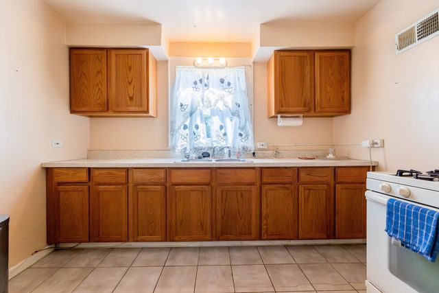 10211 S Eberhart Avenue, Chicago, IL 60628