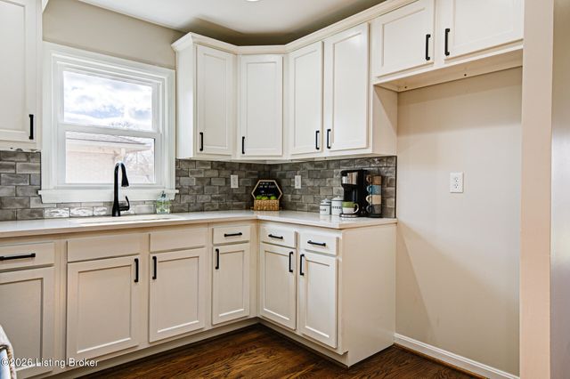 2011 Janlyn Rd, Jeffersontown, KY 40299