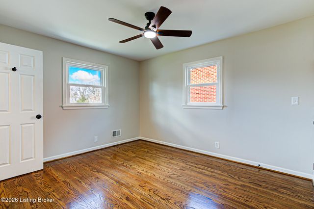 2011 Janlyn Rd, Jeffersontown, KY 40299