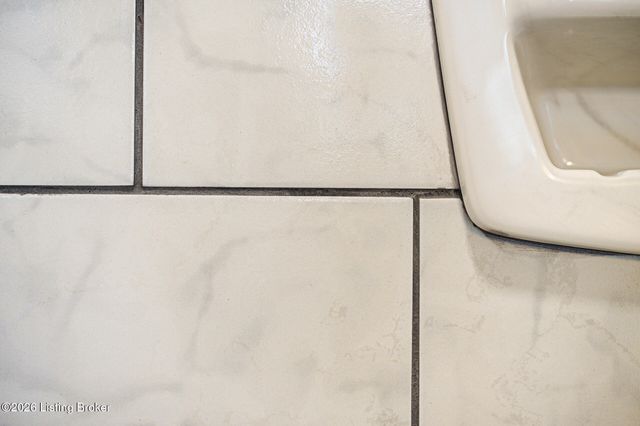 2011 Janlyn Rd, Jeffersontown, KY 40299