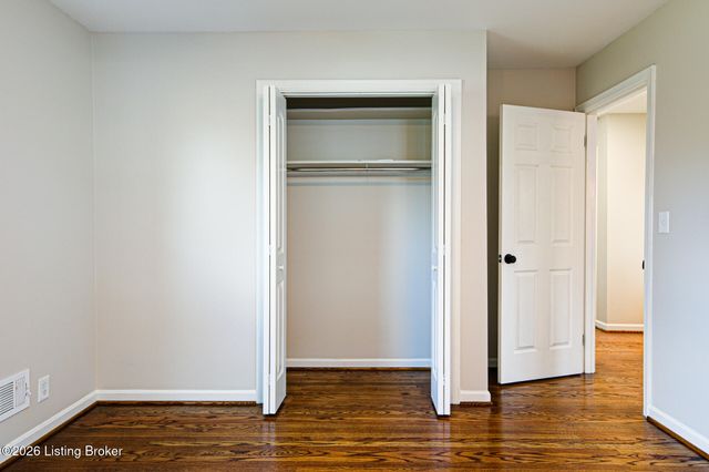 2011 Janlyn Rd, Jeffersontown, KY 40299