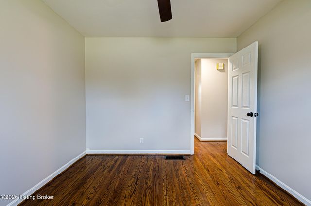 2011 Janlyn Rd, Jeffersontown, KY 40299