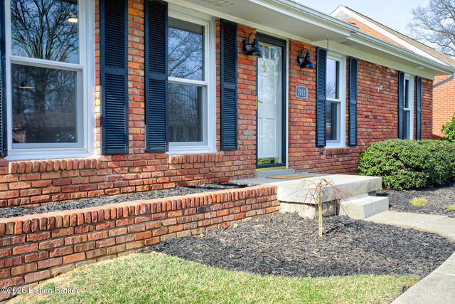 2011 Janlyn Rd, Jeffersontown, KY 40299