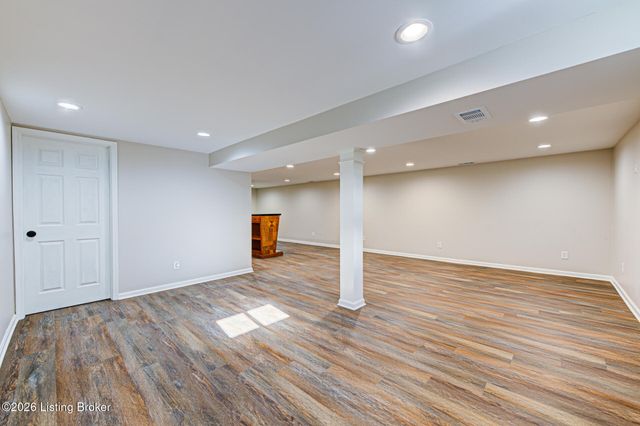 2011 Janlyn Rd, Jeffersontown, KY 40299