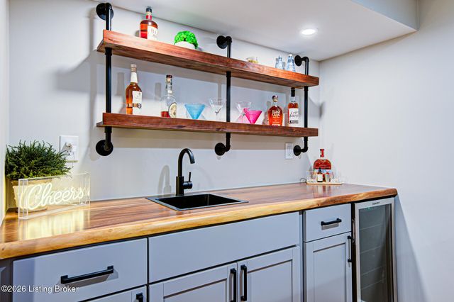 2011 Janlyn Rd, Jeffersontown, KY 40299