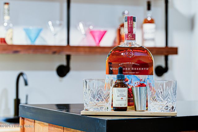 2011 Janlyn Rd, Jeffersontown, KY 40299