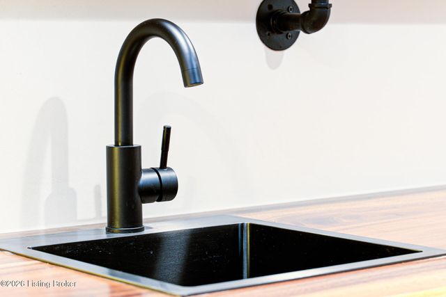 2011 Janlyn Rd, Jeffersontown, KY 40299