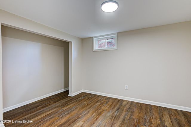 2011 Janlyn Rd, Jeffersontown, KY 40299