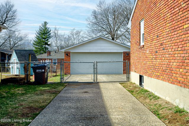 2011 Janlyn Rd, Jeffersontown, KY 40299