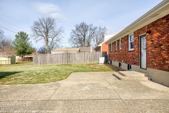 2011 Janlyn Rd, Jeffersontown, KY 40299