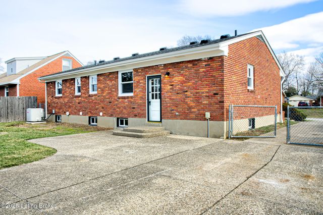 2011 Janlyn Rd, Jeffersontown, KY 40299